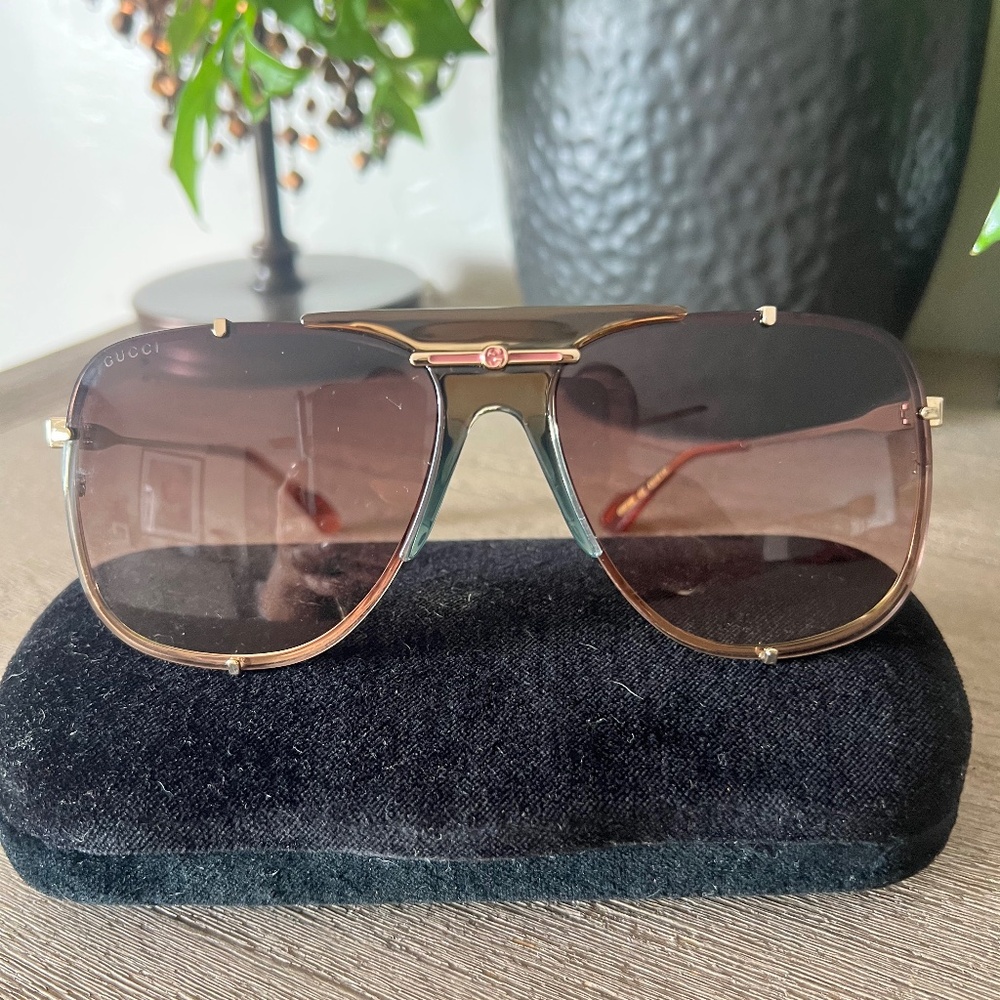 Gucci Modern Aviator Sunglasses GG0739S with box and draw string pouch